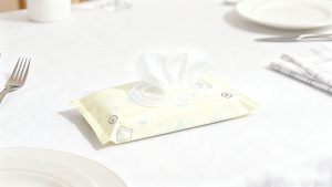 Proveedores de toallitas húmedas con certificación ISO 9001 capacidad de 50 contenedores mensuales y embalaje sostenible para reducir costes y multas sanitarias